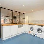 Stylish Centre Retreat With Private Terrace & Hottub Hébergement de vacances