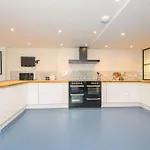 Stylish Centre Retreat With Private Terrace & Hottub * Leeds (West Yorkshire)