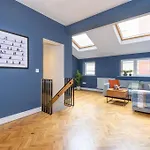 Stylish Centre Retreat With Private Terrace & Hottub