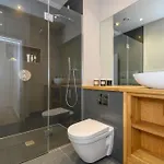 Stylish Centre Retreat With Private Terrace & Hottub Hébergement de vacances