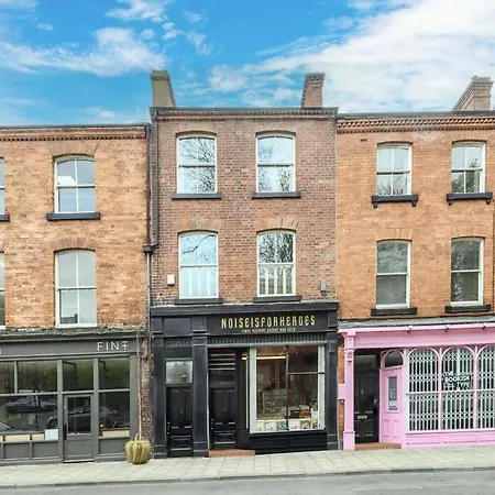 Stylish Centre Retreat With Private Terrace & Hottub Vakantiehuis