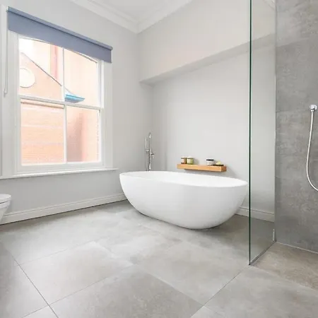 Stylish Centre Retreat With Private Terrace & Hottub *