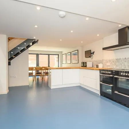 Vakantiehuis Stylish Centre Retreat With Private Terrace & Hottub