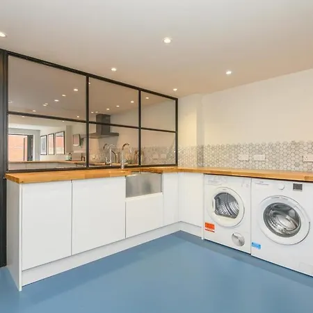 Stylish Centre Retreat With Private Terrace & Hottub Vakantiehuis