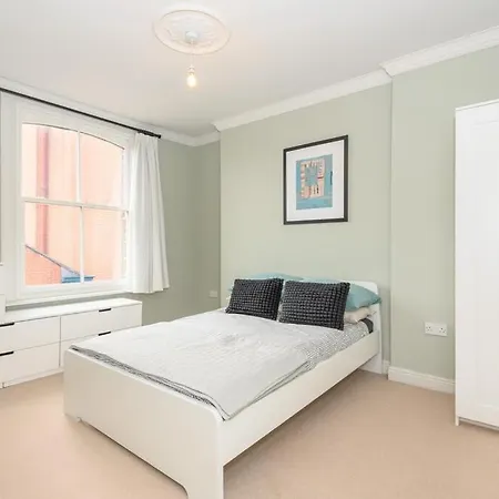 Vakantiehuis Stylish Centre Retreat With Private Terrace & Hottub