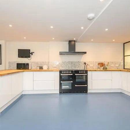 Stylish Centre Retreat With Private Terrace & Hottub * Leeds (West Yorkshire)