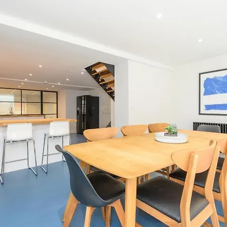 Stylish Centre Retreat With Private Terrace & Hottub