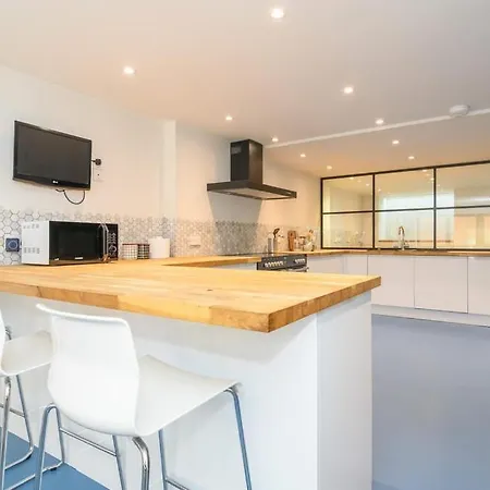 Stylish Centre Retreat With Private Terrace & Hottub Vakantiehuis