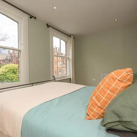 Vakantiehuis Stylish Centre Retreat With Private Terrace & Hottub *