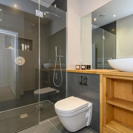 Stylish Centre Retreat With Private Terrace & Hottub Vakantiehuis