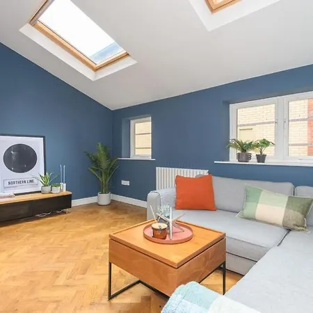 Stylish Centre Retreat With Private Terrace & Hottub