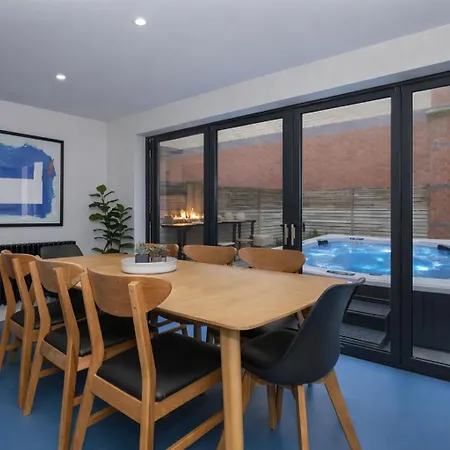Hébergement de vacances Stylish Centre Retreat With Private Terrace & Hottub Leeds (West Yorkshire)