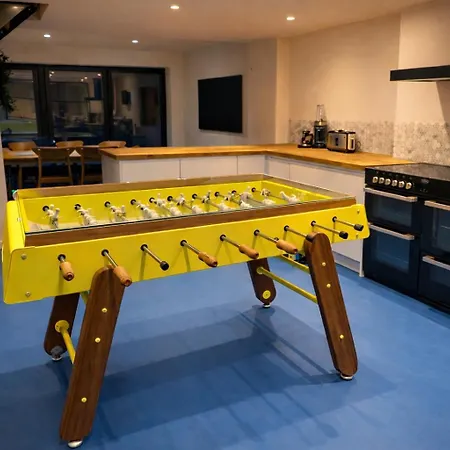 Stylish Centre Retreat With Private Terrace & Hottub Leeds (West Yorkshire)