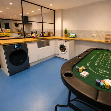 Stylish Centre Retreat With Private Terrace & Hottub