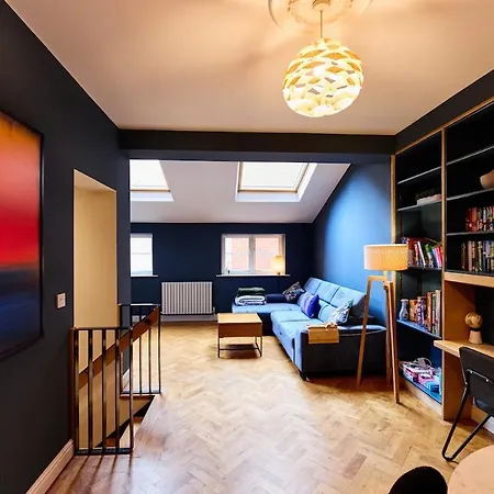 Stylish Centre Retreat With Private Terrace & Hottub *