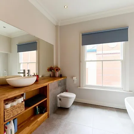 Stylish Centre Retreat With Private Terrace & Hottub Leeds