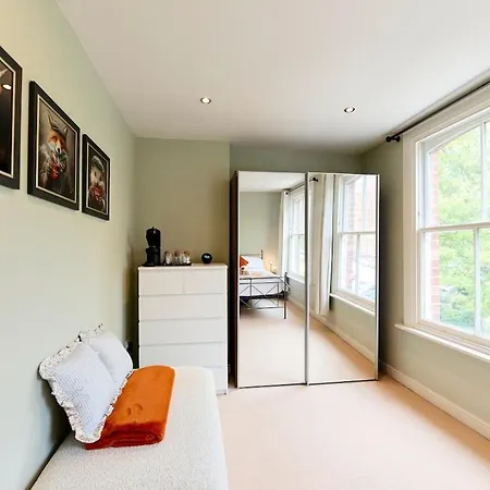Stylish Centre Retreat With Private Terrace & Hottub