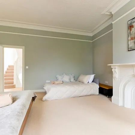 Stylish Centre Retreat With Private Terrace & Hottub Nyaraló *