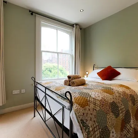 Stylish Centre Retreat With Private Terrace & Hottub * Leeds
