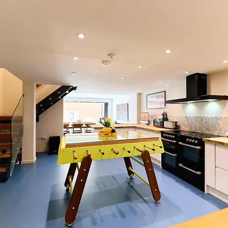Stylish Centre Retreat With Private Terrace & Hottub