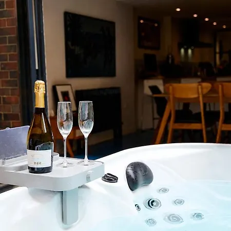 Stylish Centre Retreat With Private Terrace & Hottub * Leeds