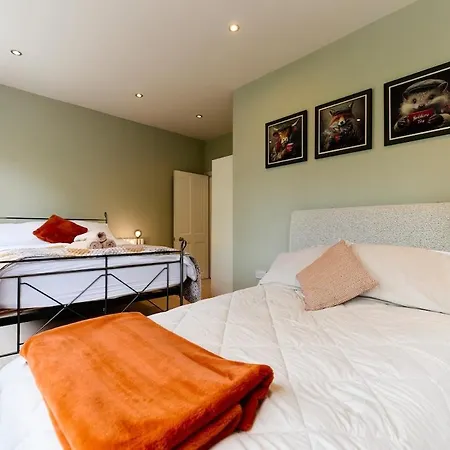 Stylish Centre Retreat With Private Terrace & Hottub Nyaraló *