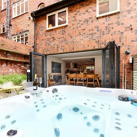 Nyaraló Stylish Centre Retreat With Private Terrace & Hottub Leeds