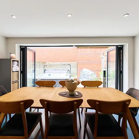 Stylish Centre Retreat With Private Terrace & Hottub Nyaraló Leeds
