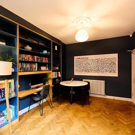 Stylish Centre Retreat With Private Terrace & Hottub
