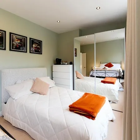 Nyaraló Stylish Centre Retreat With Private Terrace & Hottub Leeds