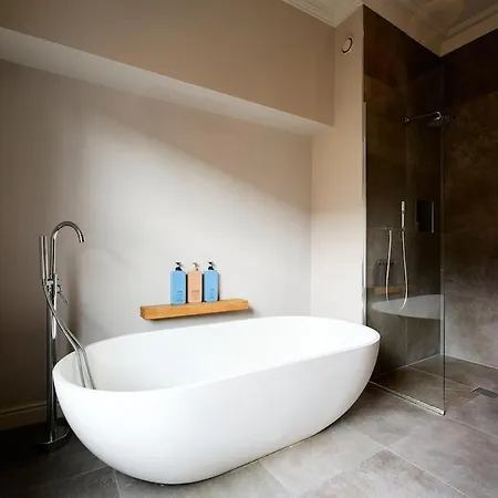 Stylish Centre Retreat With Private Terrace & Hottub Nyaraló Leeds