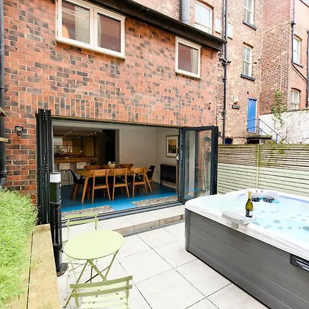 Stylish Centre Retreat With Private Terrace & Hottub Nyaraló *