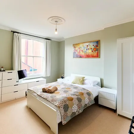 Stylish Centre Retreat With Private Terrace & Hottub * Leeds