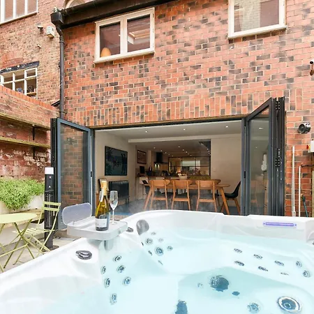 Stylish Centre Retreat With Private Terrace & Hottub Leeds