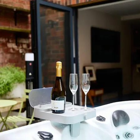 Stylish Centre Retreat With Private Terrace & Hottub