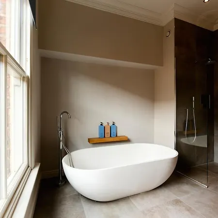 Stylish Centre Retreat With Private Terrace & Hottub Nyaraló *