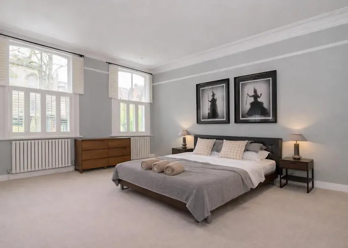 Ferienhaus Stylish Centre Retreat With Private Terrace & Hottub *