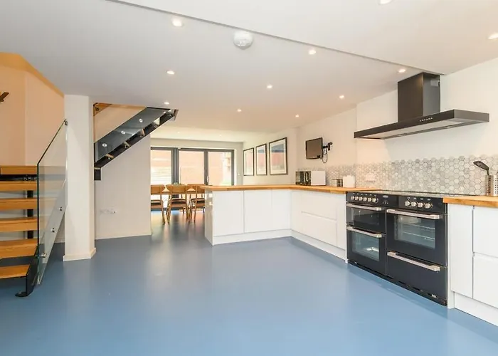 Semesterbostad Stylish Centre Retreat With Private Terrace & Hottub