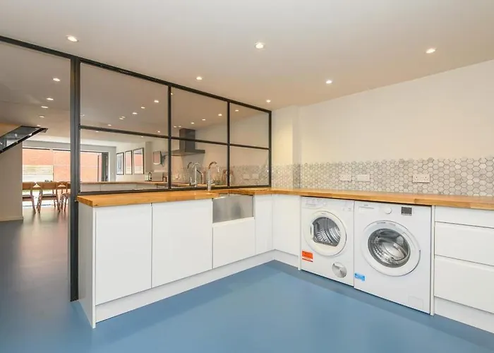 Stylish Centre Retreat With Private Terrace & Hottub Ferienhaus