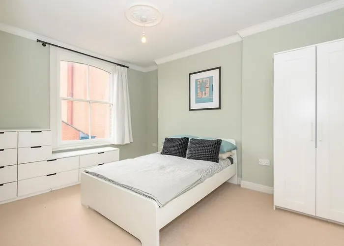 Ferienhaus Stylish Centre Retreat With Private Terrace & Hottub