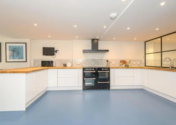 Stylish Centre Retreat With Private Terrace & Hottub * Leeds (West Yorkshire)