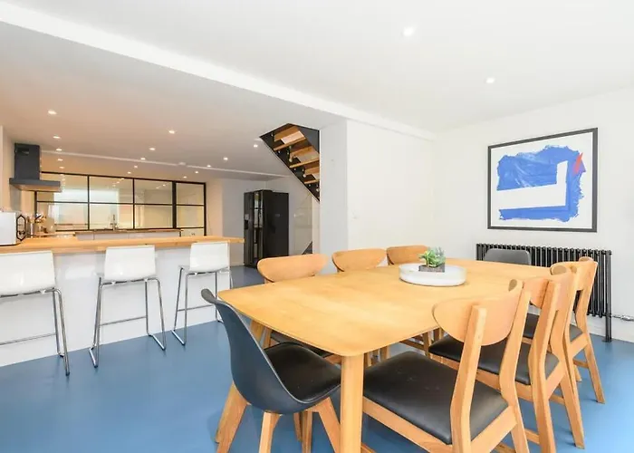 Stylish Centre Retreat With Private Terrace & Hottub