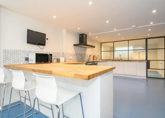 Stylish Centre Retreat With Private Terrace & Hottub Hébergement de vacances