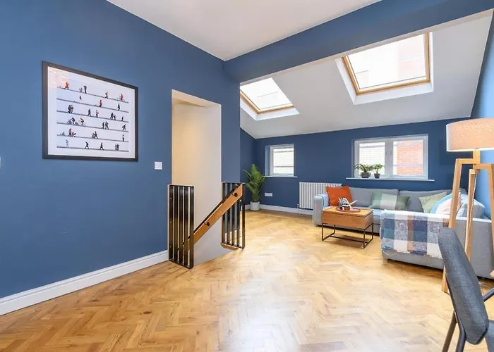 Stylish Centre Retreat With Private Terrace & Hottub