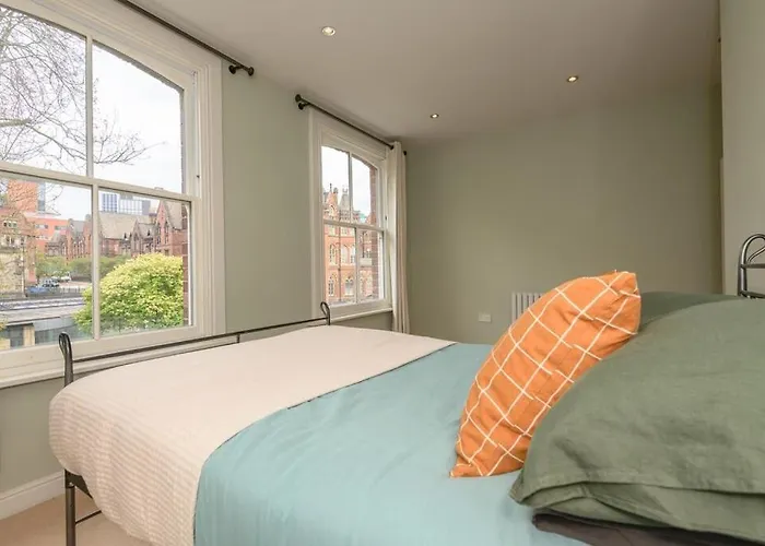 Ferienhaus Stylish Centre Retreat With Private Terrace & Hottub *