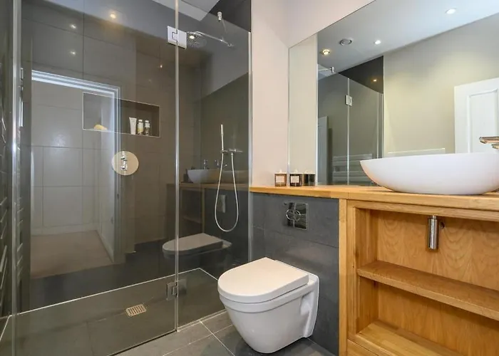 Stylish Centre Retreat With Private Terrace & Hottub Semesterbostad