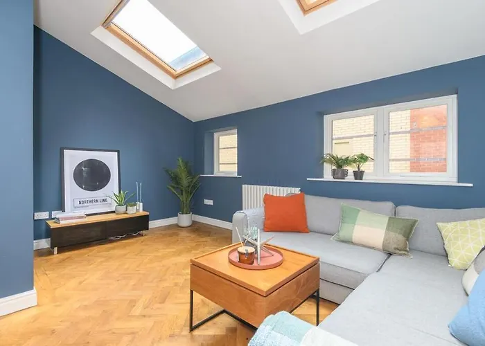 Stylish Centre Retreat With Private Terrace & Hottub