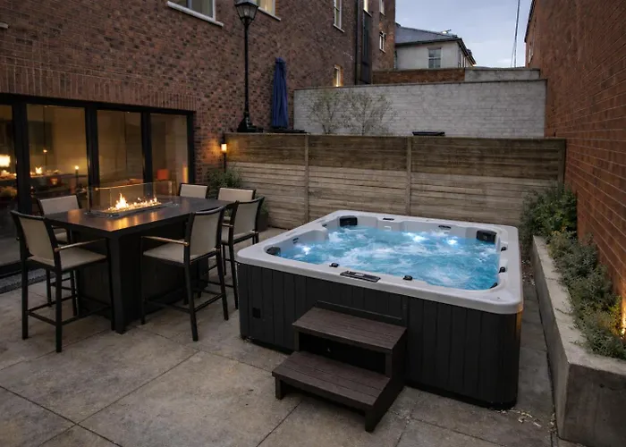 Ferienhaus Stylish Centre Retreat With Private Terrace & Hottub Leeds (West Yorkshire)
