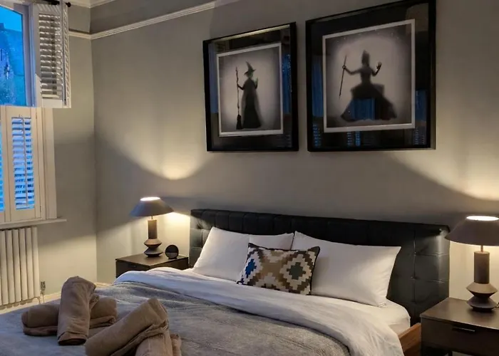 Ferienhaus Stylish Centre Retreat With Private Terrace & Hottub Leeds (West Yorkshire)