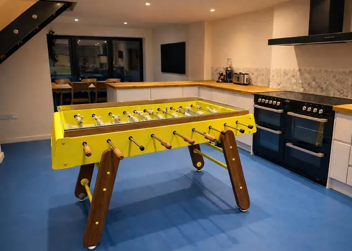 Stylish Centre Retreat With Private Terrace & Hottub Leeds (West Yorkshire)